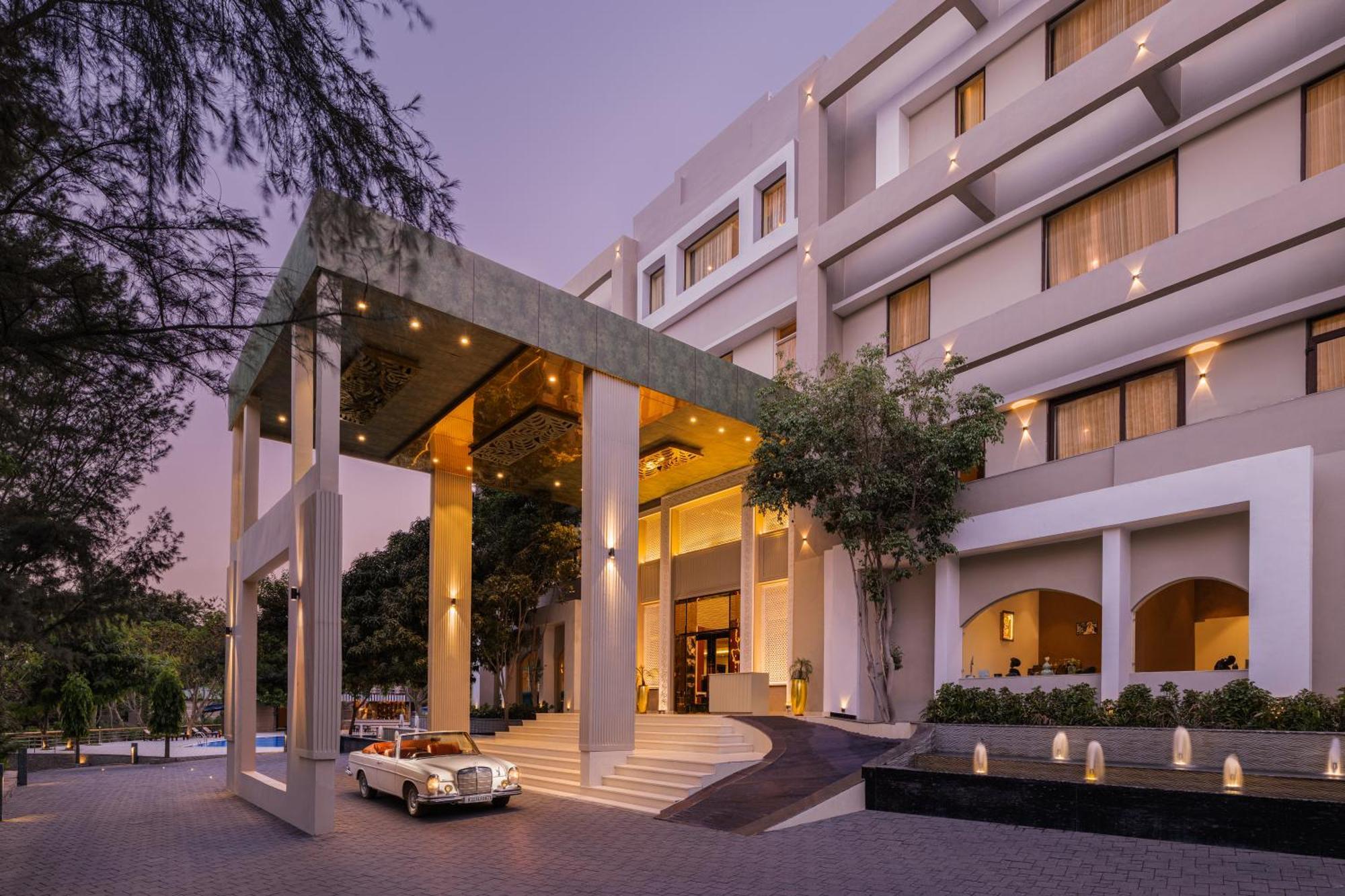Essentia Luxury Resort & Spa Удайпур Екстериор снимка