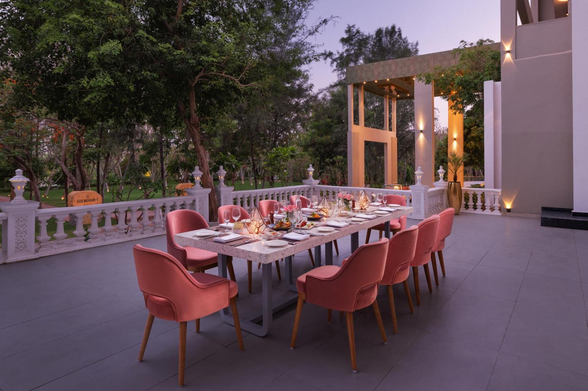 Essentia Luxury Resort & Spa Удайпур Екстериор снимка