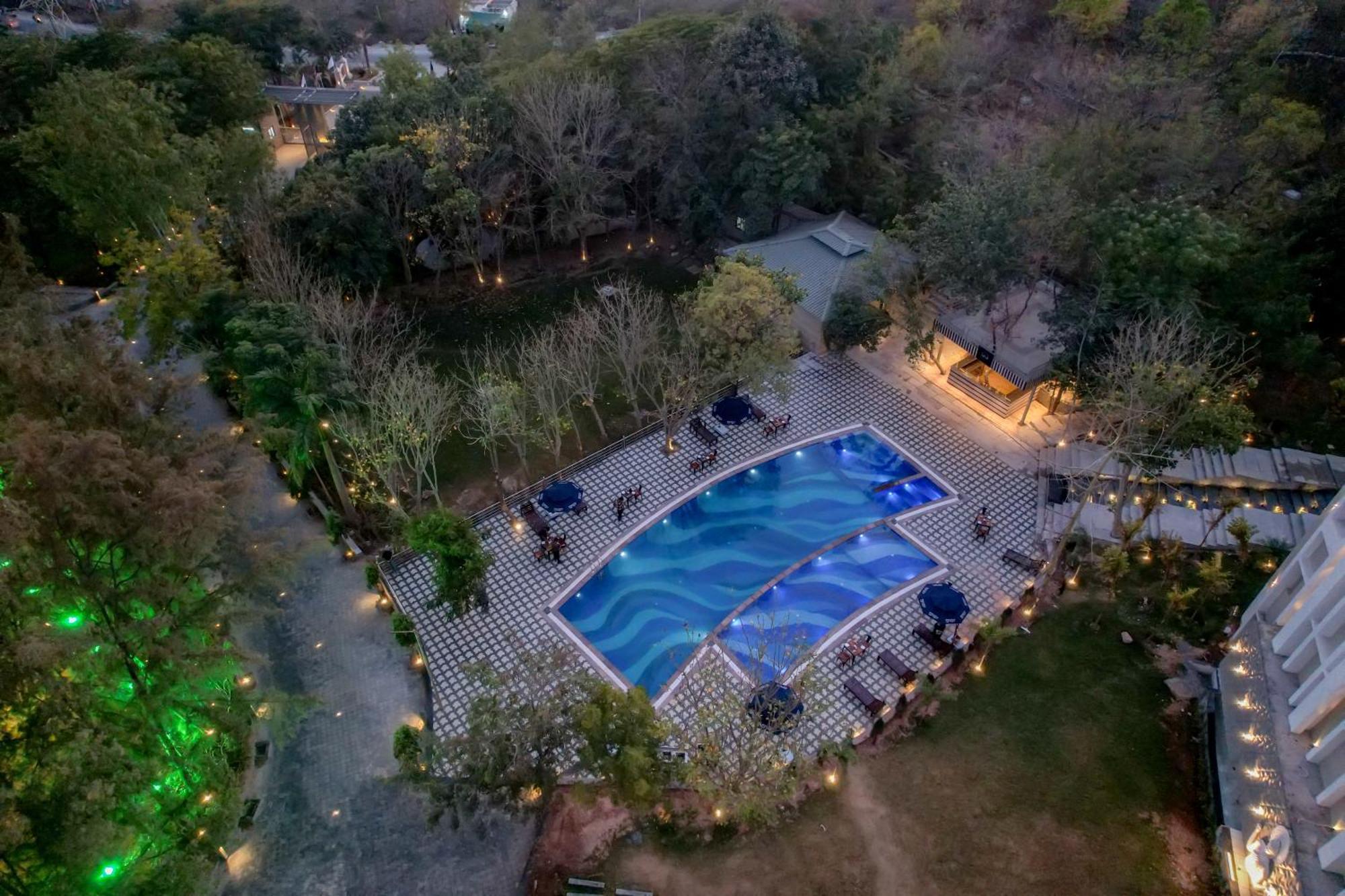 Essentia Luxury Resort & Spa Удайпур Екстериор снимка