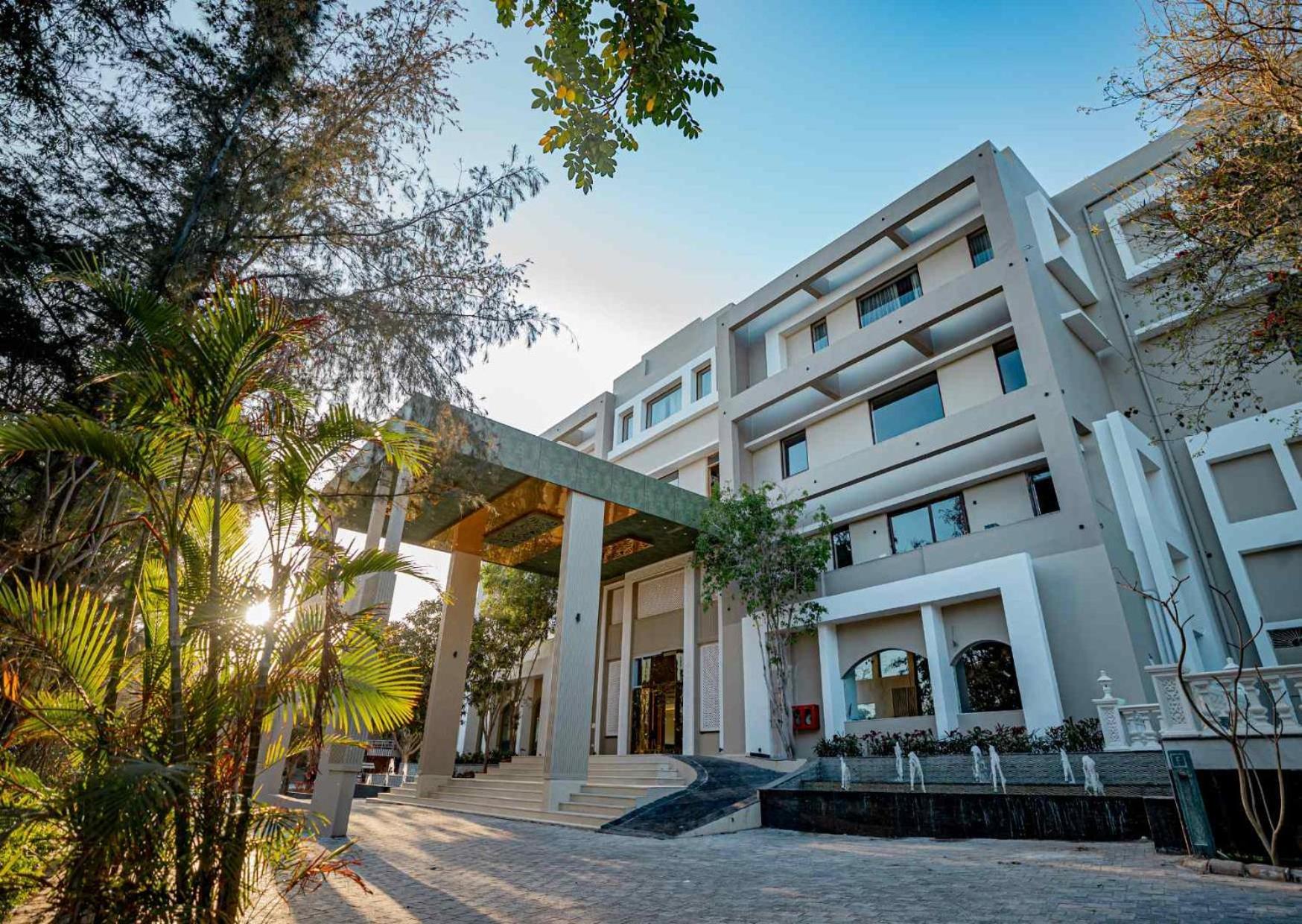 Essentia Luxury Resort & Spa Удайпур Екстериор снимка